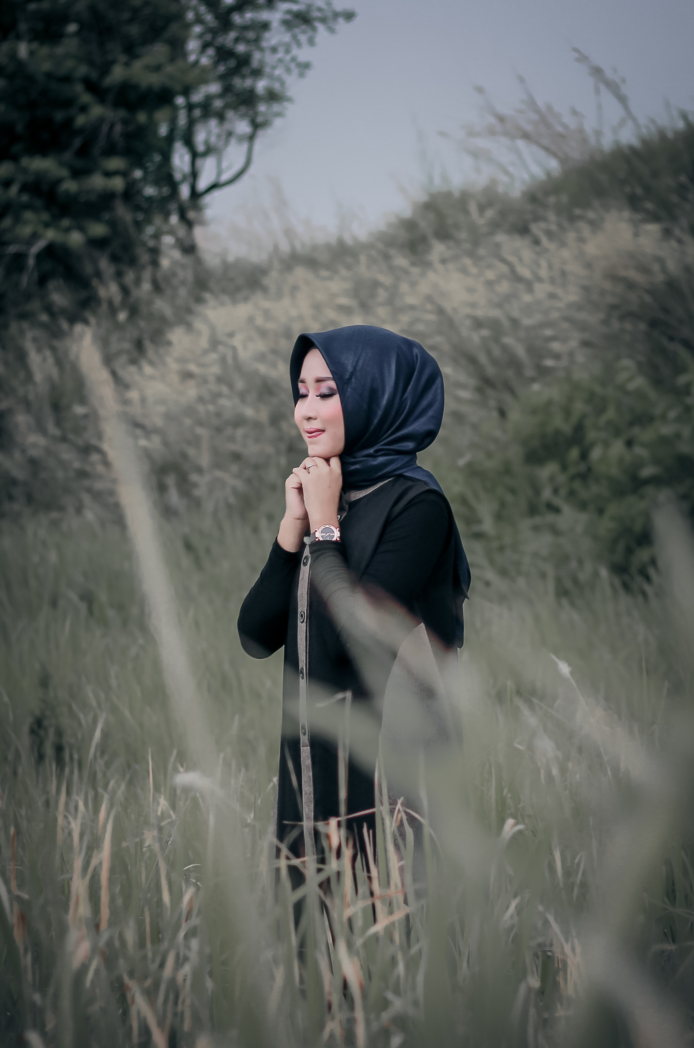 Detail Foto Model Berhijab Di Ilalang Nomer 10