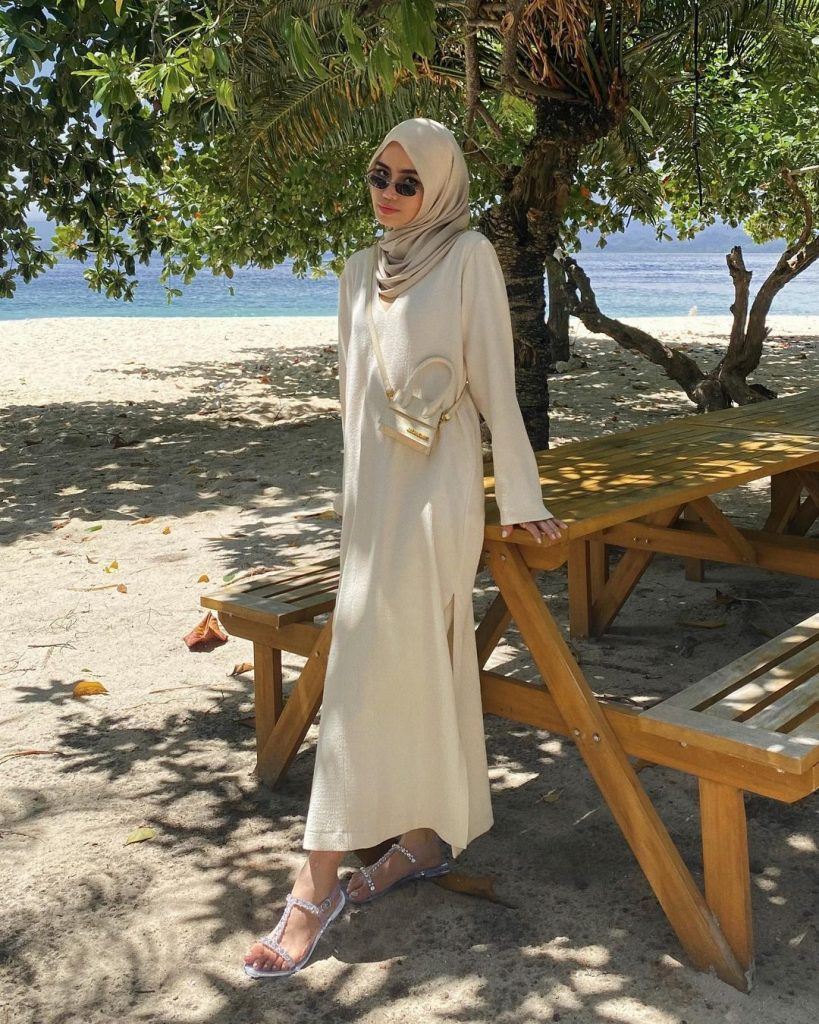 Detail Foto Model Hijab Di Pantai Nomer 35