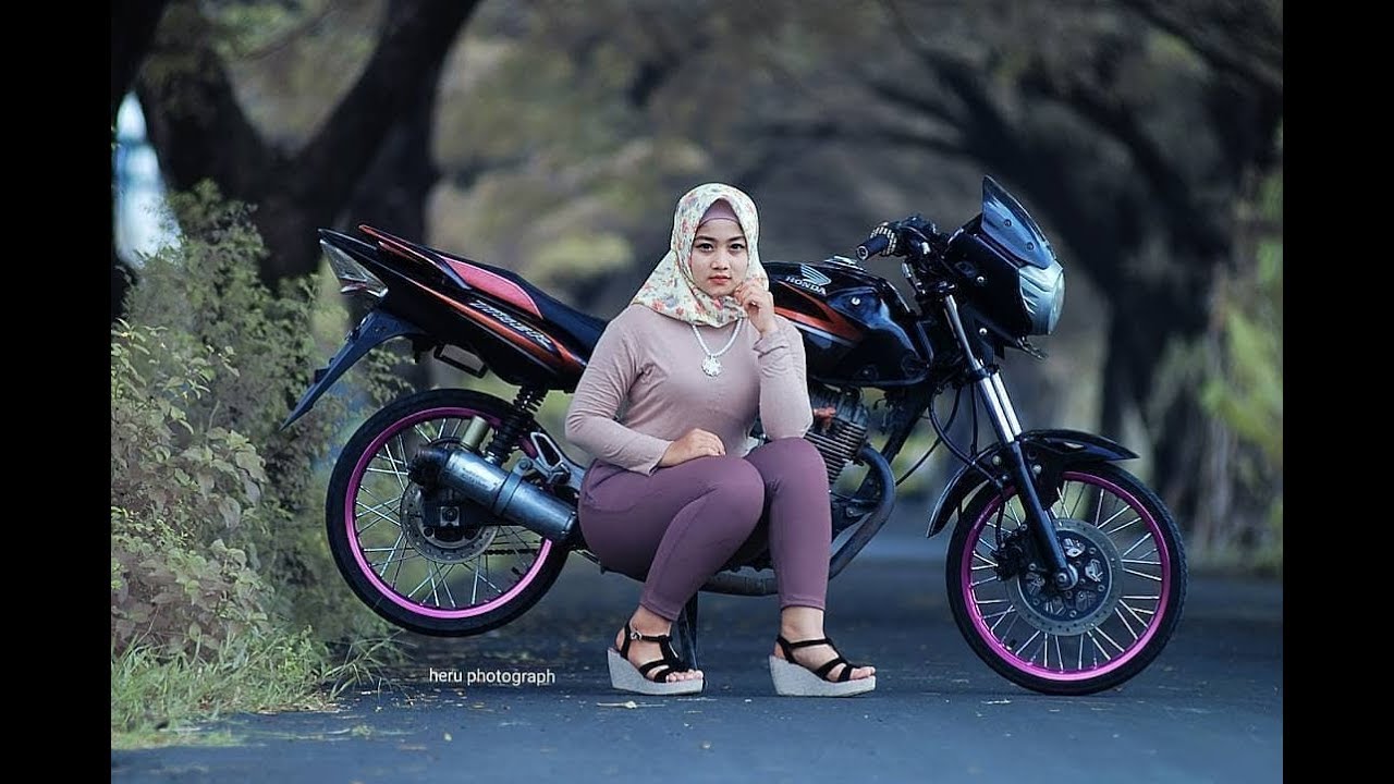 Detail Foto Model Motor Berhijab Nomer 2