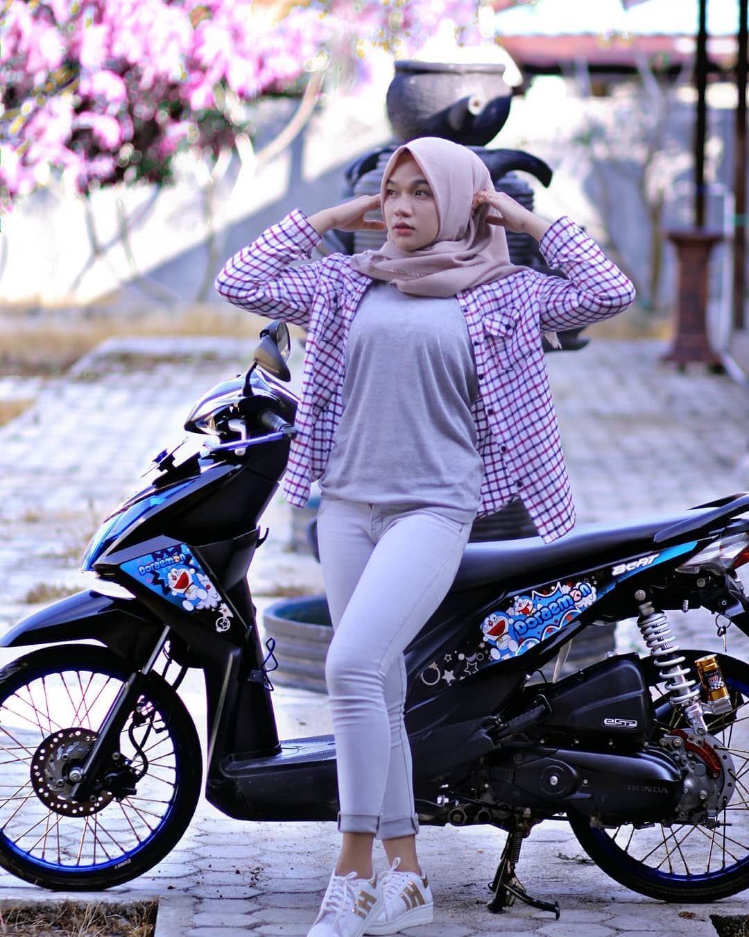 Detail Foto Model Motor Berhijab Nomer 15