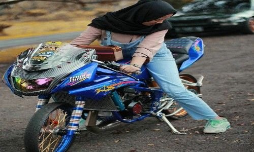 Detail Foto Model Motor Berhijab Nomer 16