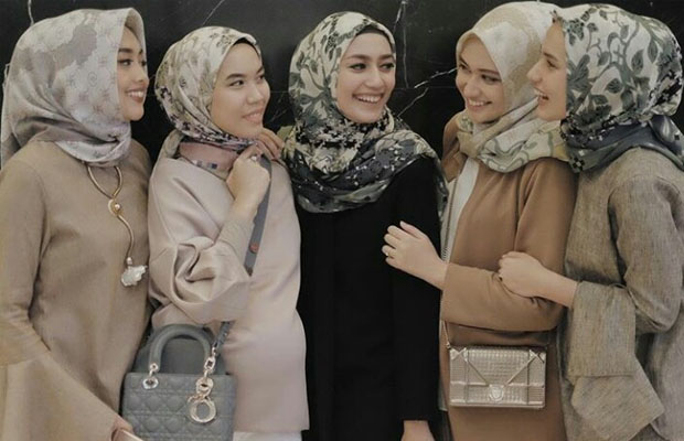 Detail Foto Model Wanita Berhijab Nomer 34