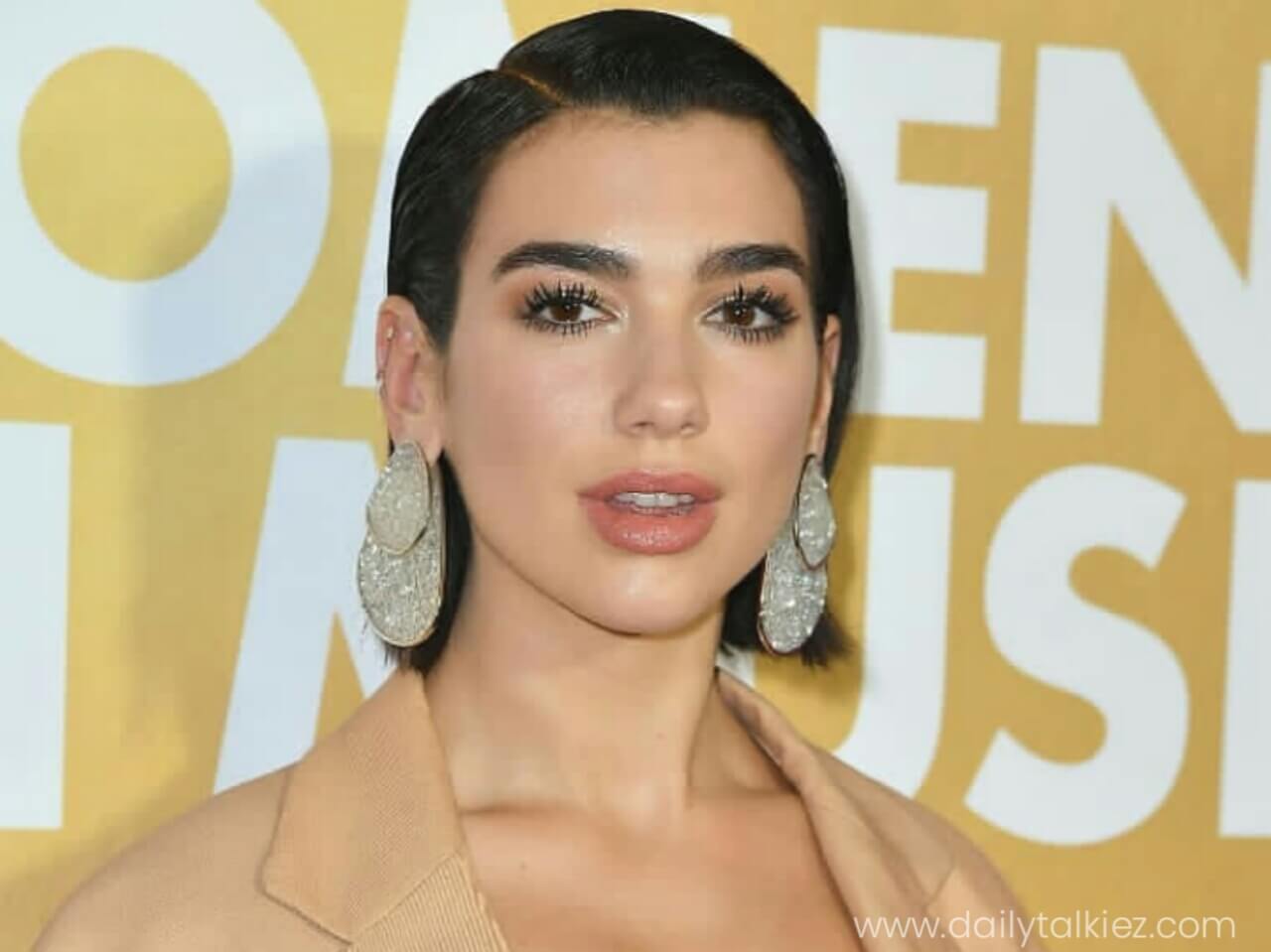 Detail Biografi Dua Lipa Nomer 36