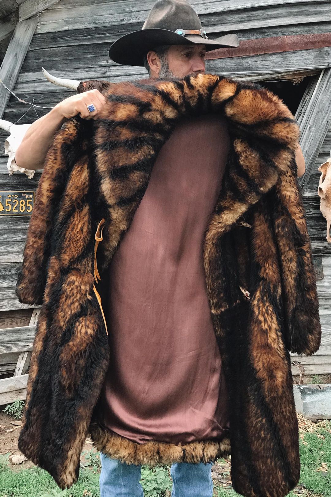 Detail Bison Fur Jacket Nomer 15