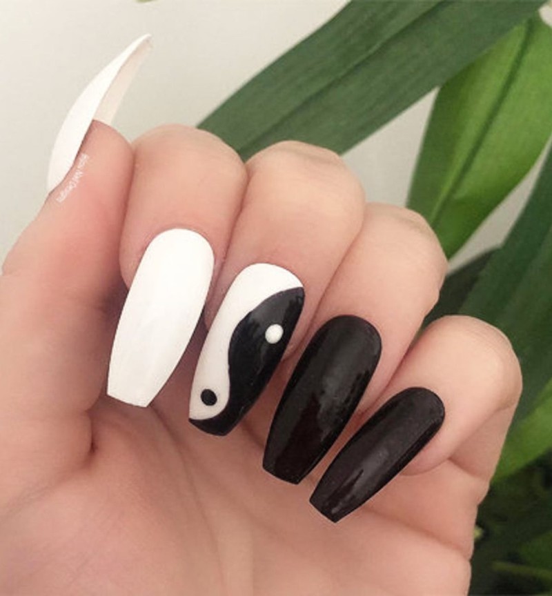 Detail Black And White Yin Yang Nails Nomer 19