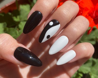 Detail Black And White Yin Yang Nails Nomer 7