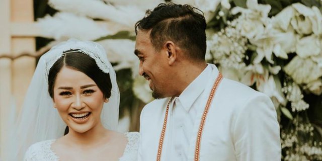 Detail Foto Mutia Ayu Dan Glenn Fredly Nomer 24