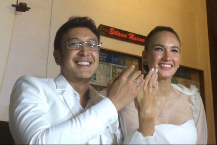 Detail Foto Nadine Chandrawinata Dan Dimas Anggara Nomer 42