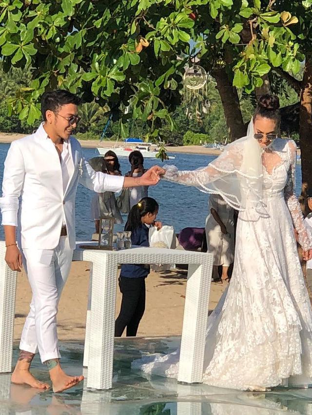 Detail Foto Nadine Chandrawinata Dan Dimas Anggara Nomer 57