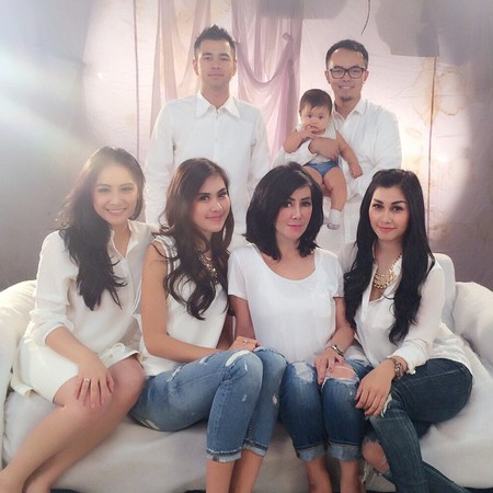 Detail Foto Nagita Slavina Dan Keluarga Nomer 57