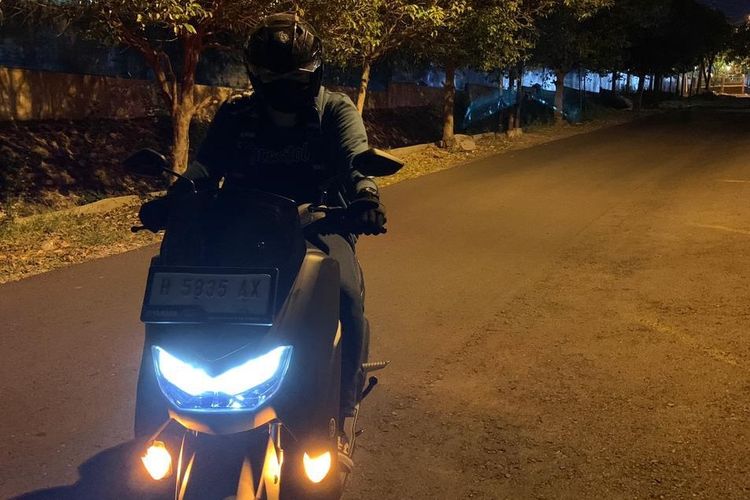 Detail Foto Naik Motor Malam Hari Nomer 10