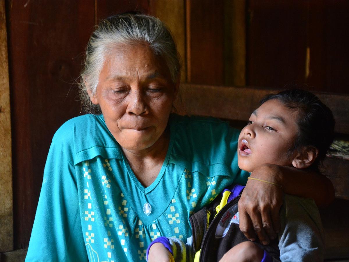 Detail Foto Nenek Sedih Nomer 2