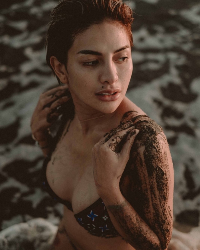 Detail Foto Nikita Mirzani Di Pantai Nomer 27