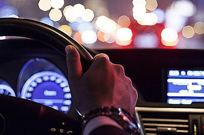 Detail Foto Nyetir Mobil Malam Hari Nomer 27