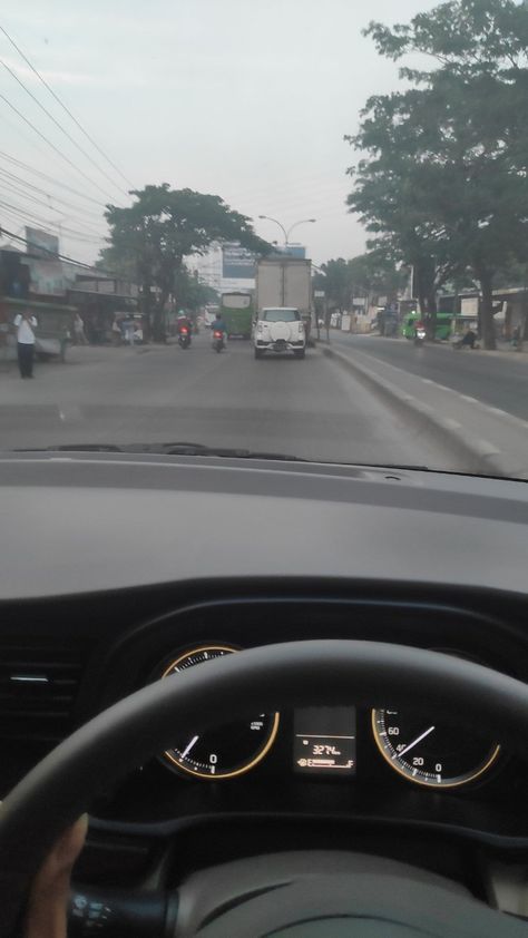 Detail Foto Nyetir Mobil Siang Hari Nomer 3