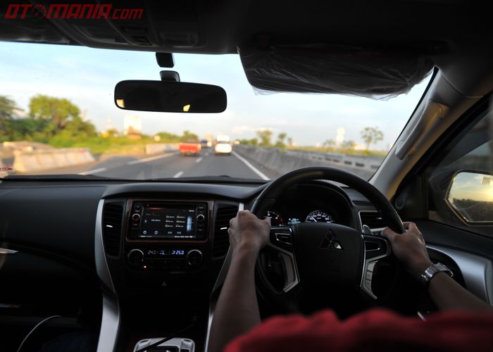 Detail Foto Nyetir Mobil Siang Hari Nomer 24