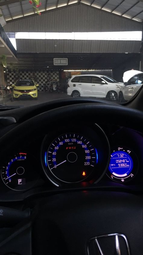 Detail Foto Nyetir Mobil Siang Hari Nomer 39