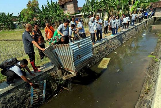 Detail Foto Orang Bab Sembarangan Nomer 7