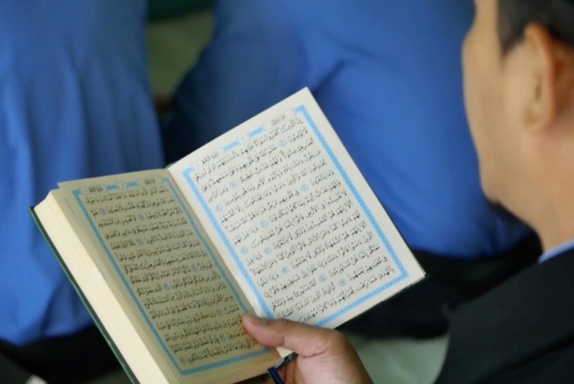 Foto Orang Baca Alquran - KibrisPDR