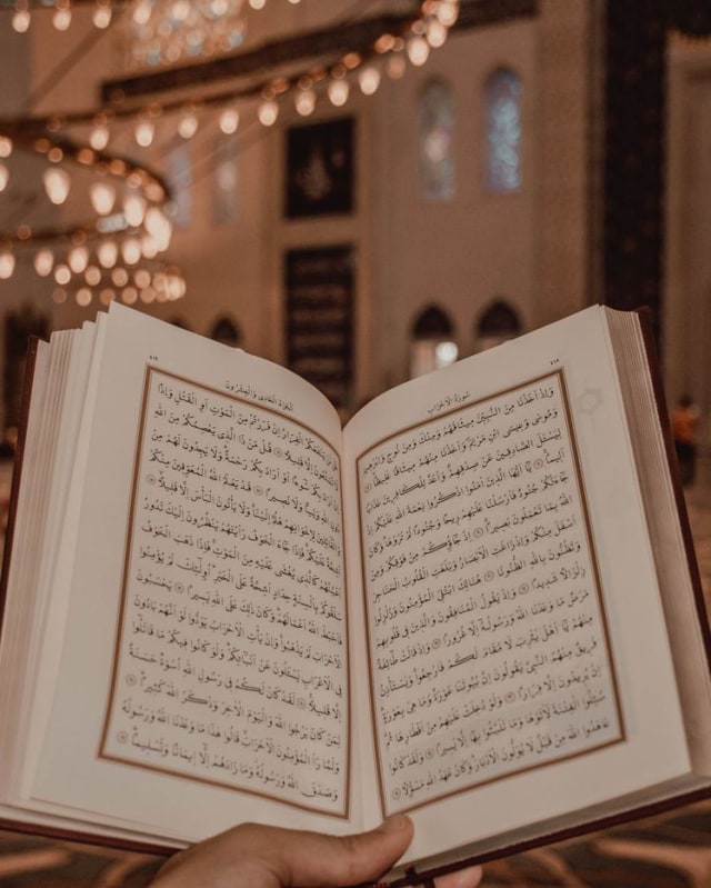 Detail Foto Orang Baca Alquran Nomer 13