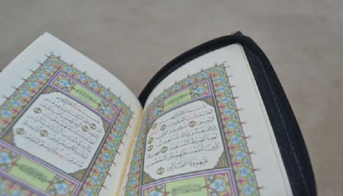 Detail Foto Orang Baca Alquran Nomer 24