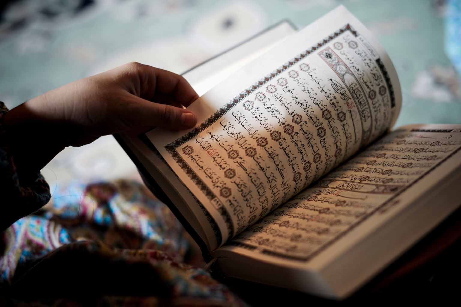 Detail Foto Orang Baca Alquran Nomer 4