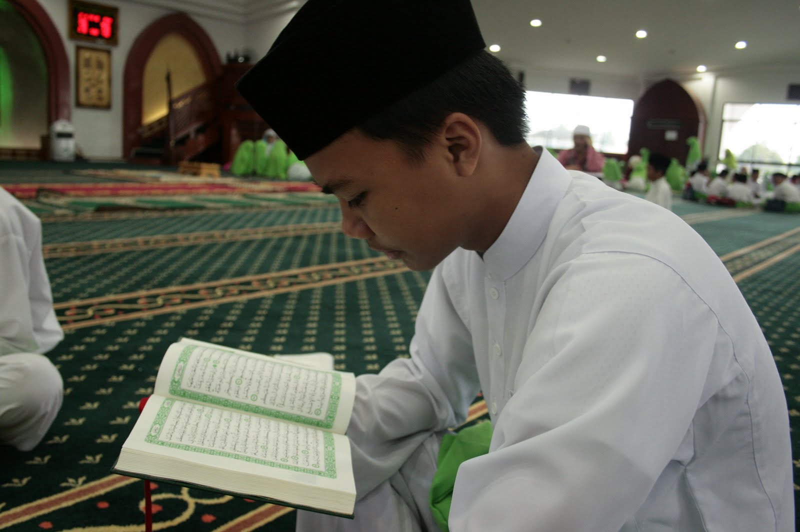 Detail Foto Orang Baca Alquran Nomer 36