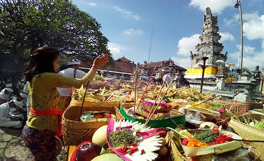 Detail Foto Orang Bali Sembahyang Nomer 28