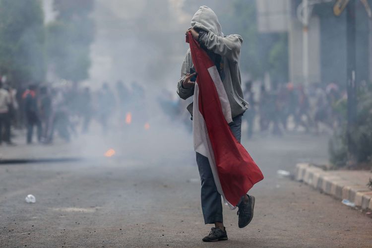 Foto Orang Bawa Bendera Merah Putih - KibrisPDR