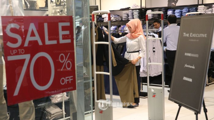 Detail Foto Orang Belanja Di Mall Nomer 12