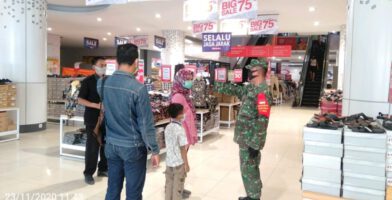 Detail Foto Orang Belanja Di Mall Nomer 47