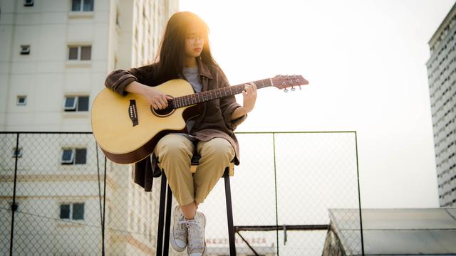 Detail Foto Orang Bermain Gitar Nomer 2