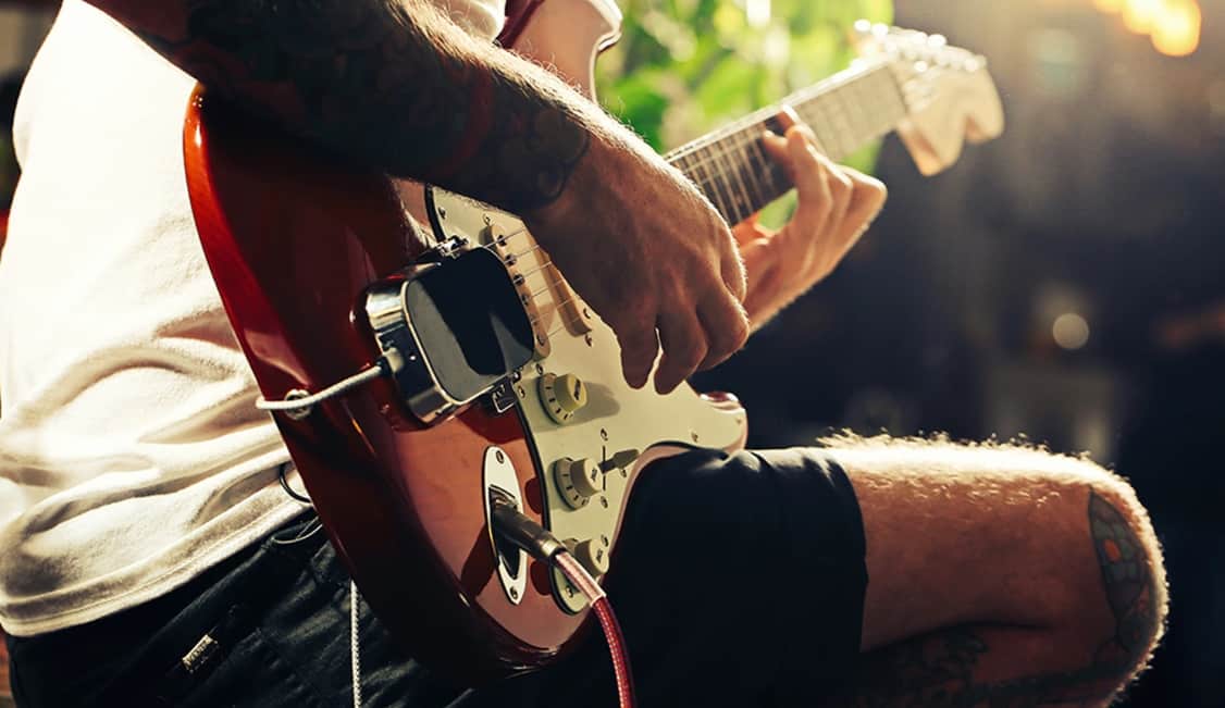 Detail Foto Orang Bermain Gitar Nomer 22