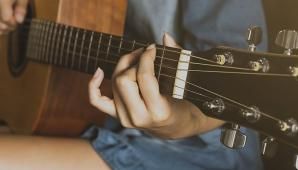 Detail Foto Orang Bermain Gitar Nomer 29