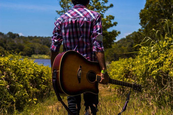 Detail Foto Orang Bermain Gitar Nomer 35