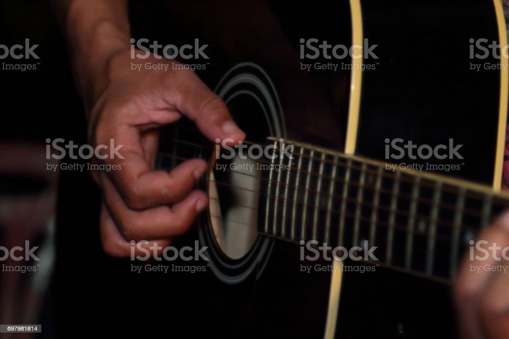 Detail Foto Orang Bermain Gitar Nomer 38