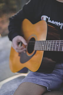 Detail Foto Orang Bermain Gitar Nomer 52