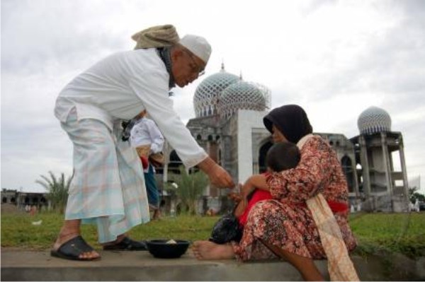 Detail Foto Orang Bersedekah Nomer 3