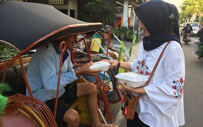 Detail Foto Orang Bersedekah Nomer 38