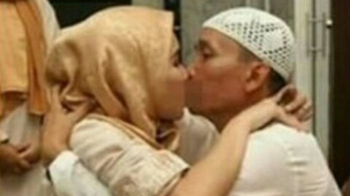 Detail Foto Orang Cipokan Bibir Nomer 32