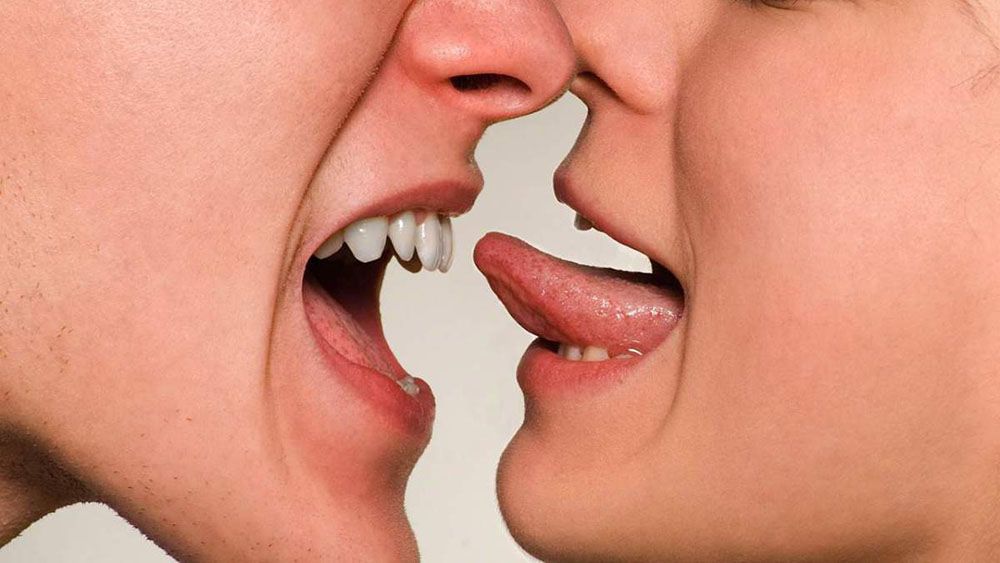 Detail Foto Orang Cipokan Bibir Nomer 43