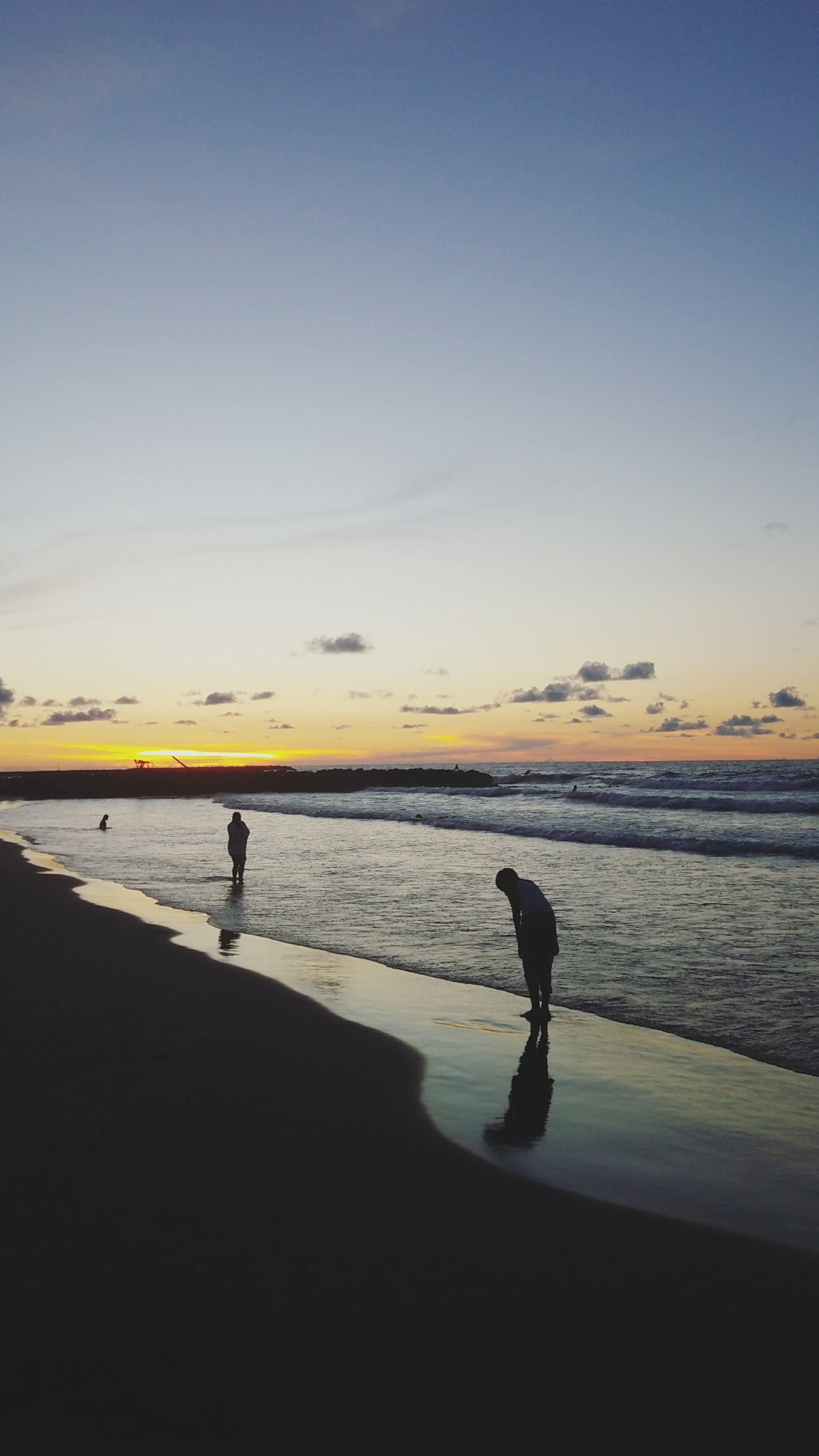 Detail Foto Orang Dipantai Nomer 12