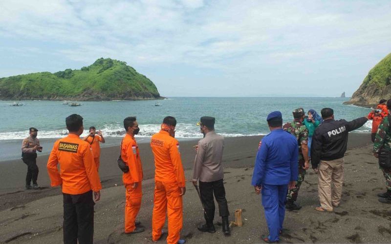 Detail Foto Orang Dipantai Nomer 19