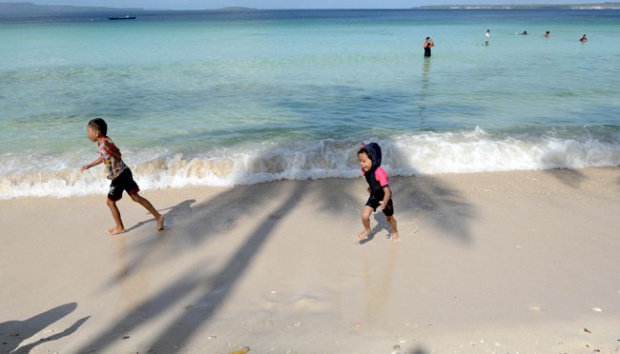 Detail Foto Orang Dipantai Nomer 37