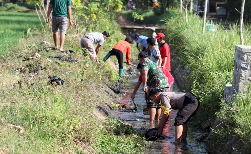 Detail Foto Orang Gotong Royong Nomer 2