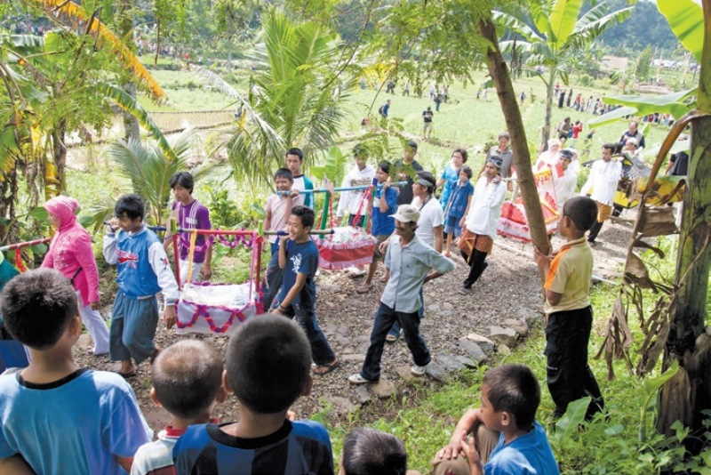 Detail Foto Orang Gotong Royong Nomer 25