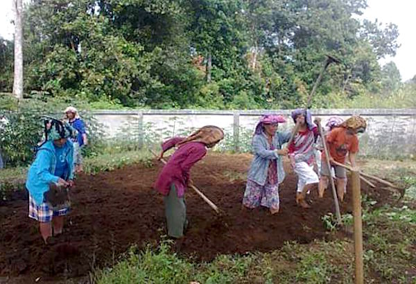 Detail Foto Orang Gotong Royong Nomer 36