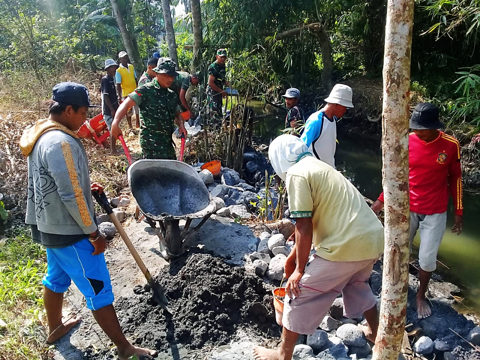 Detail Foto Orang Gotong Royong Nomer 40