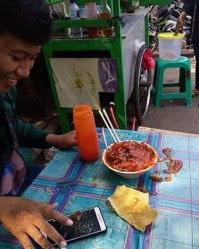 Detail Foto Orang Lagi Makan Nomer 2