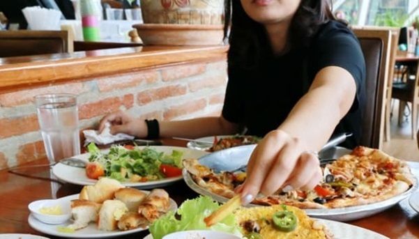 Detail Foto Orang Makan Nomer 17